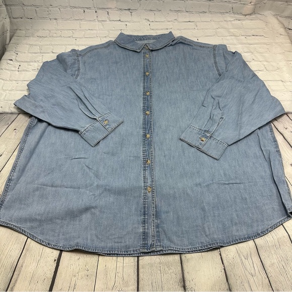 ASOS DESIGN Curve minimal denim shirt in lightwash blue - Picture 7 of 13